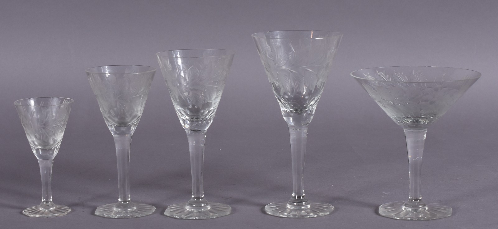 Serviço de cristal lapidado composto de: 6 vinho tinto, 10 para vinho... - foto 3 de 6