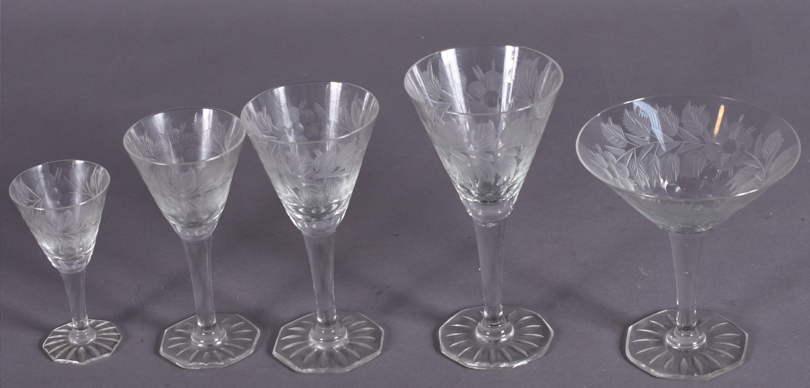 Serviço de cristal lapidado composto de: 6 vinho tinto, 10 para vinho... - foto 4 de 6