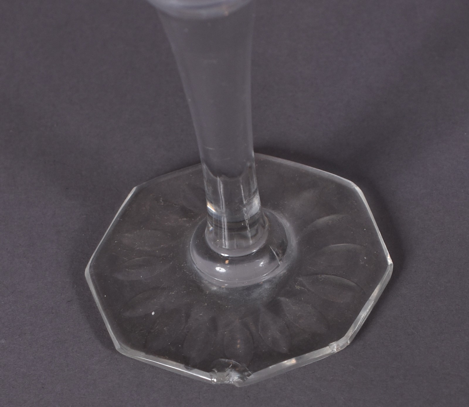 Serviço de cristal lapidado composto de: 6 vinho tinto, 10 para vinho... - foto 5 de 6