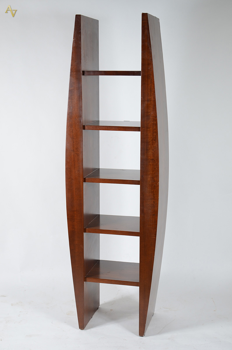 Estante de canto de madeira nobre, design moderno. Med. 57 x 37. Alt...