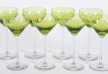 Oito taças de pé alto para vinho de cristal ver... - Oito taças de pé alto para vinho de cristal verde lapidado, duas com pequenos bicados.
