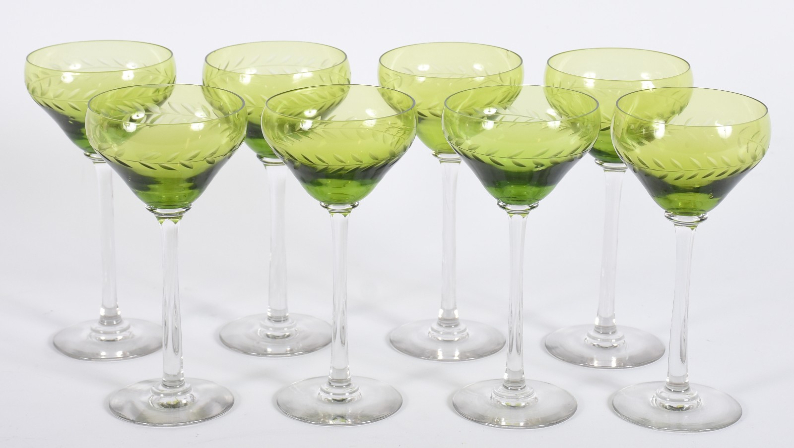 Oito taças de pé alto para vinho de cristal verde lapidado, duas com... - foto 1 de 4
