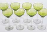 Oito taças de pé alto para vinho de cristal ver... - Oito taças de pé alto para vinho de cristal verde lapidado, duas com pequenos bicados.