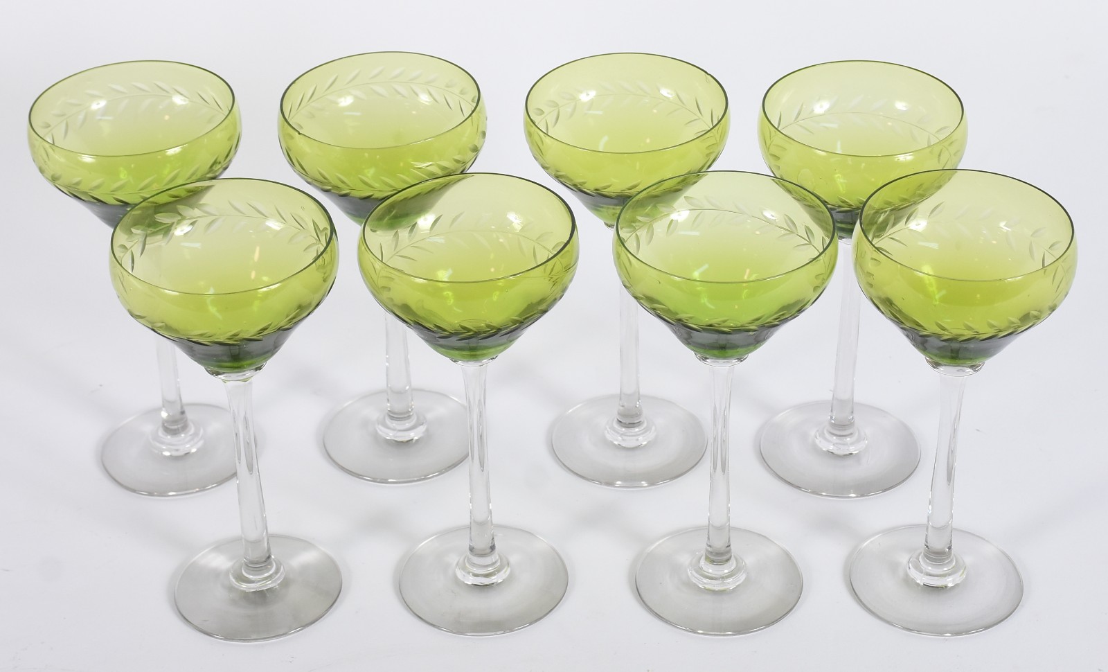 Oito taças de pé alto para vinho de cristal verde lapidado, duas com... - foto 2 de 4