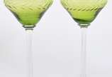 Oito taças de pé alto para vinho de cristal ver... - Oito taças de pé alto para vinho de cristal verde lapidado, duas com pequenos bicados.