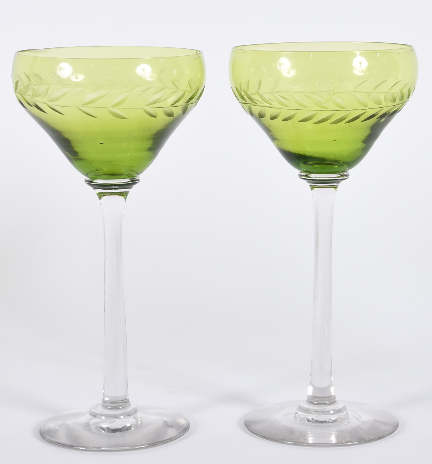 Oito taças de pé alto para vinho de cristal verde lapidado, duas com... - foto 3 de 4