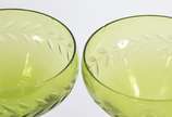 Oito taças de pé alto para vinho de cristal ver... - Oito taças de pé alto para vinho de cristal verde lapidado, duas com pequenos bicados.