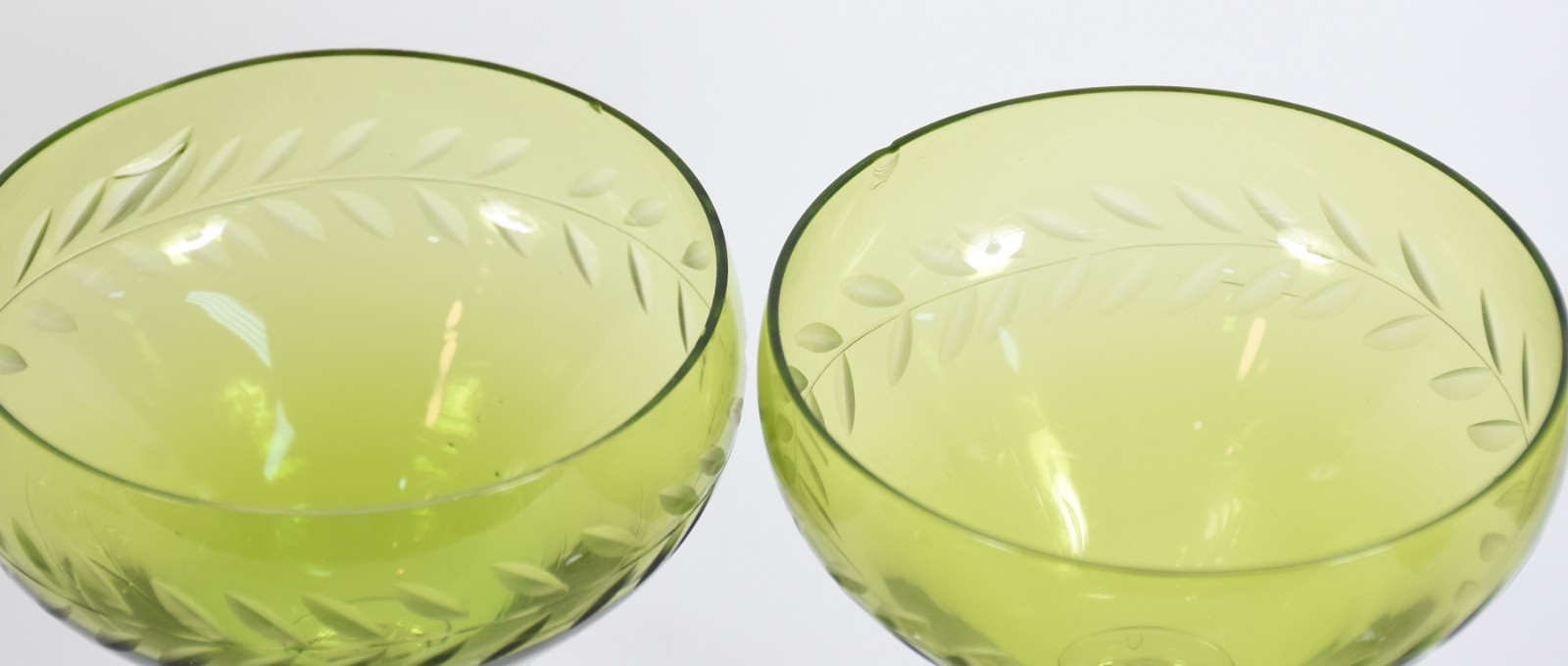 Oito taças de pé alto para vinho de cristal verde lapidado, duas com... - foto 4 de 4