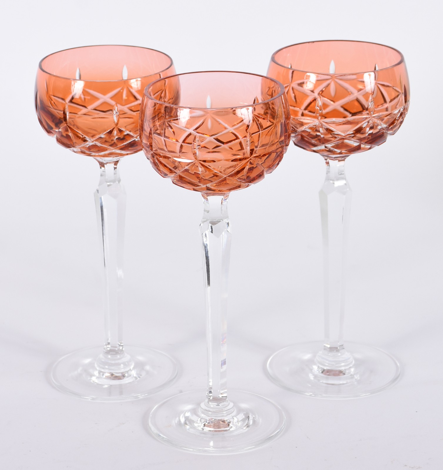 Três cálices para vinho de pé alto de cristal lapidado doublé na cor... - foto 1 de 3