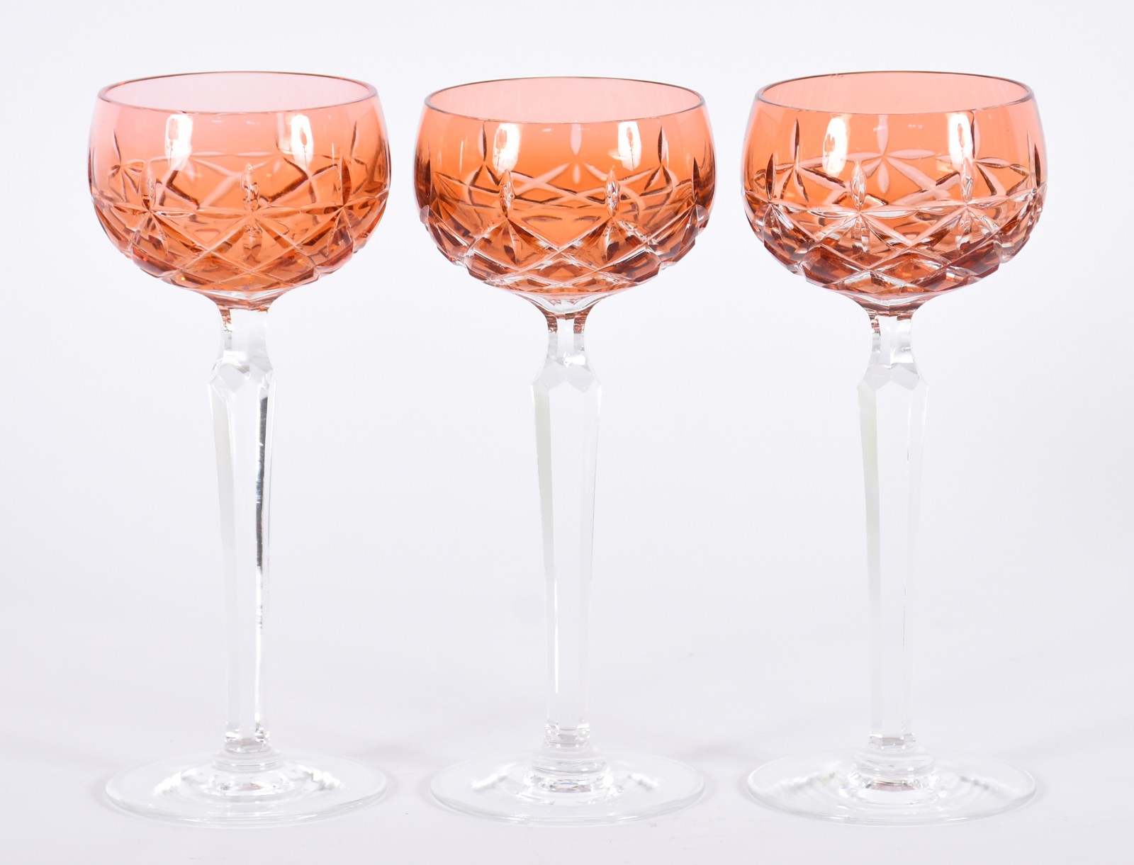 Três cálices para vinho de pé alto de cristal lapidado doublé na cor... - foto 2 de 3
