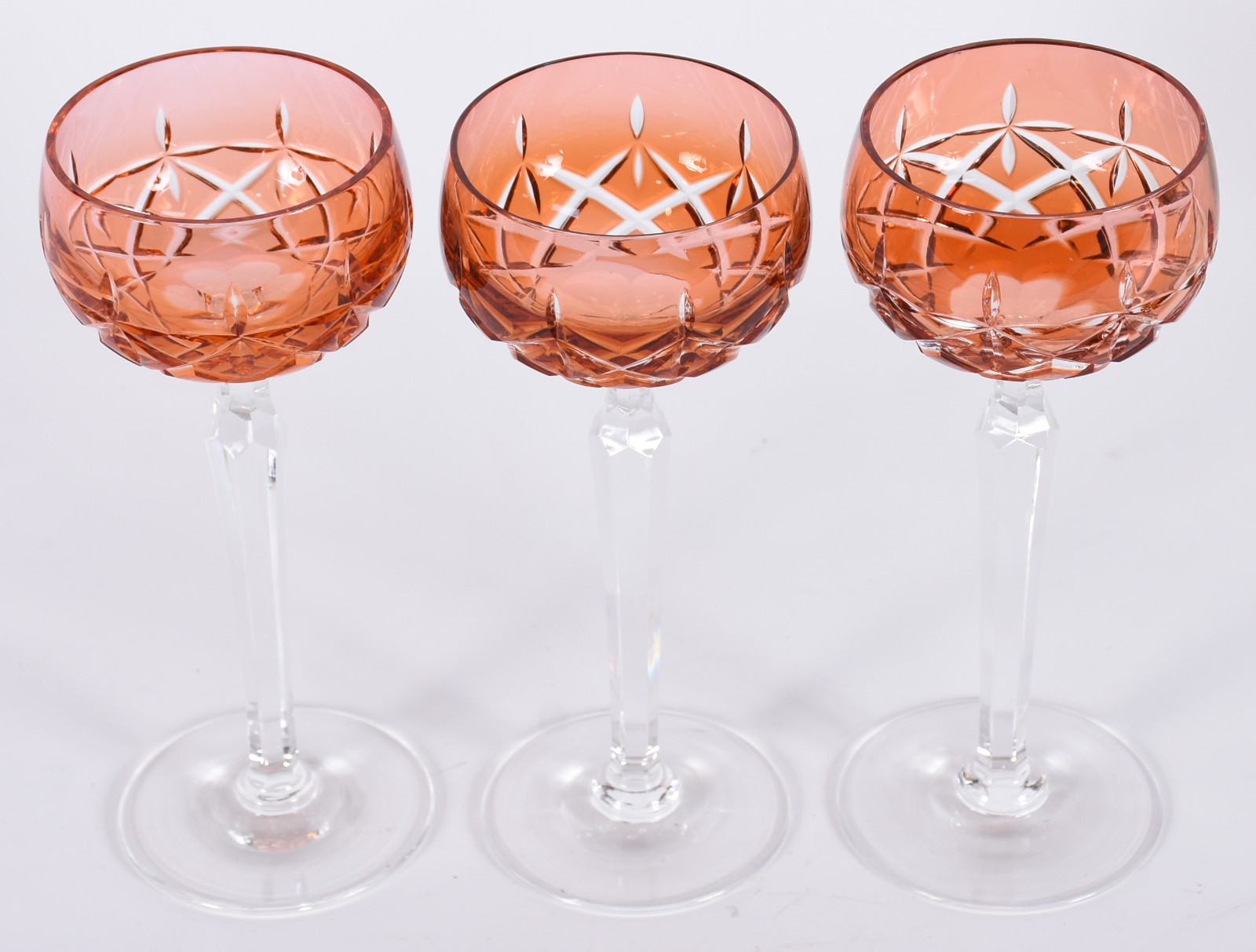 Três cálices para vinho de pé alto de cristal lapidado doublé na cor... - foto 3 de 3