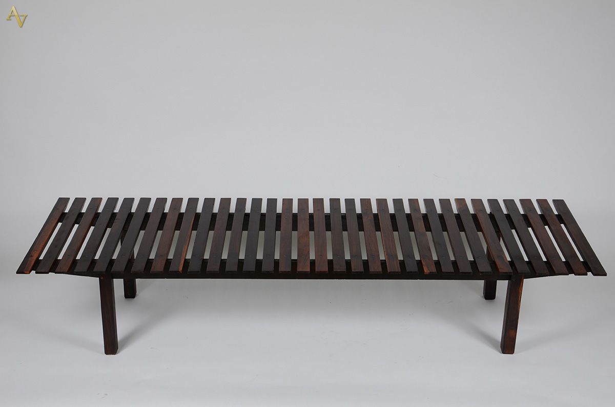 Banco ripado em jacarandá medindo:188 x 62. Alt. 38 cm