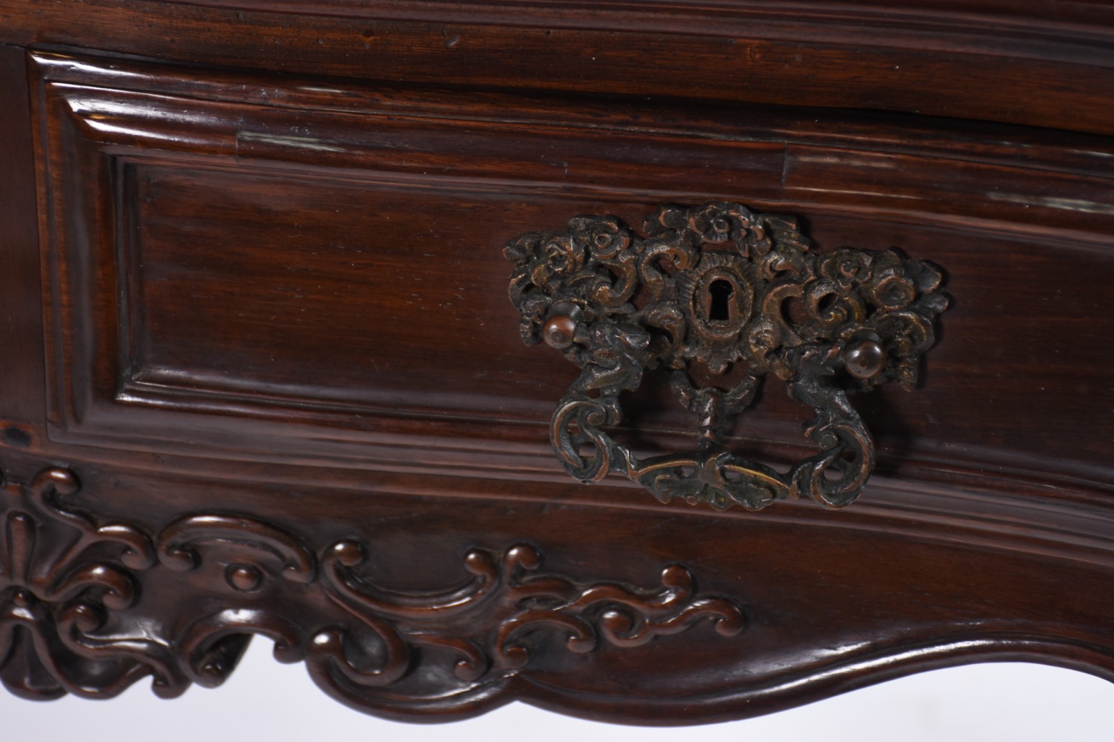 Mesa de encostar de madeira nobre com 2 gavetas emolduradas... - foto 4 de 6