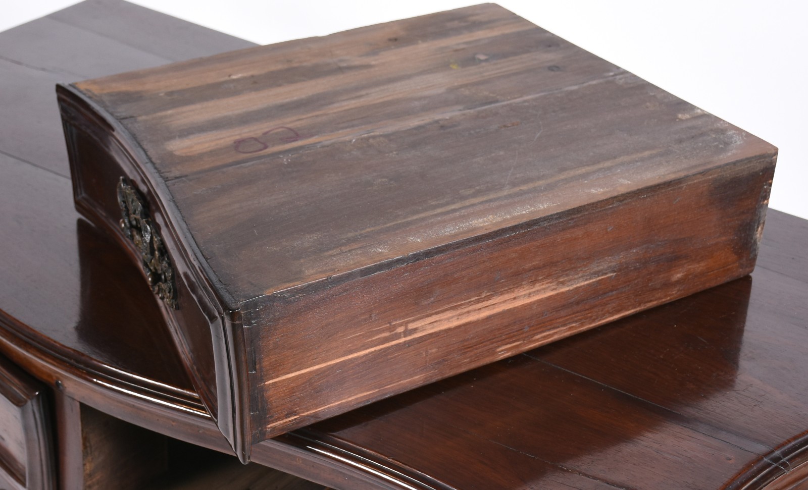 Mesa de encostar de madeira nobre com 2 gavetas emolduradas... - foto 5 de 6