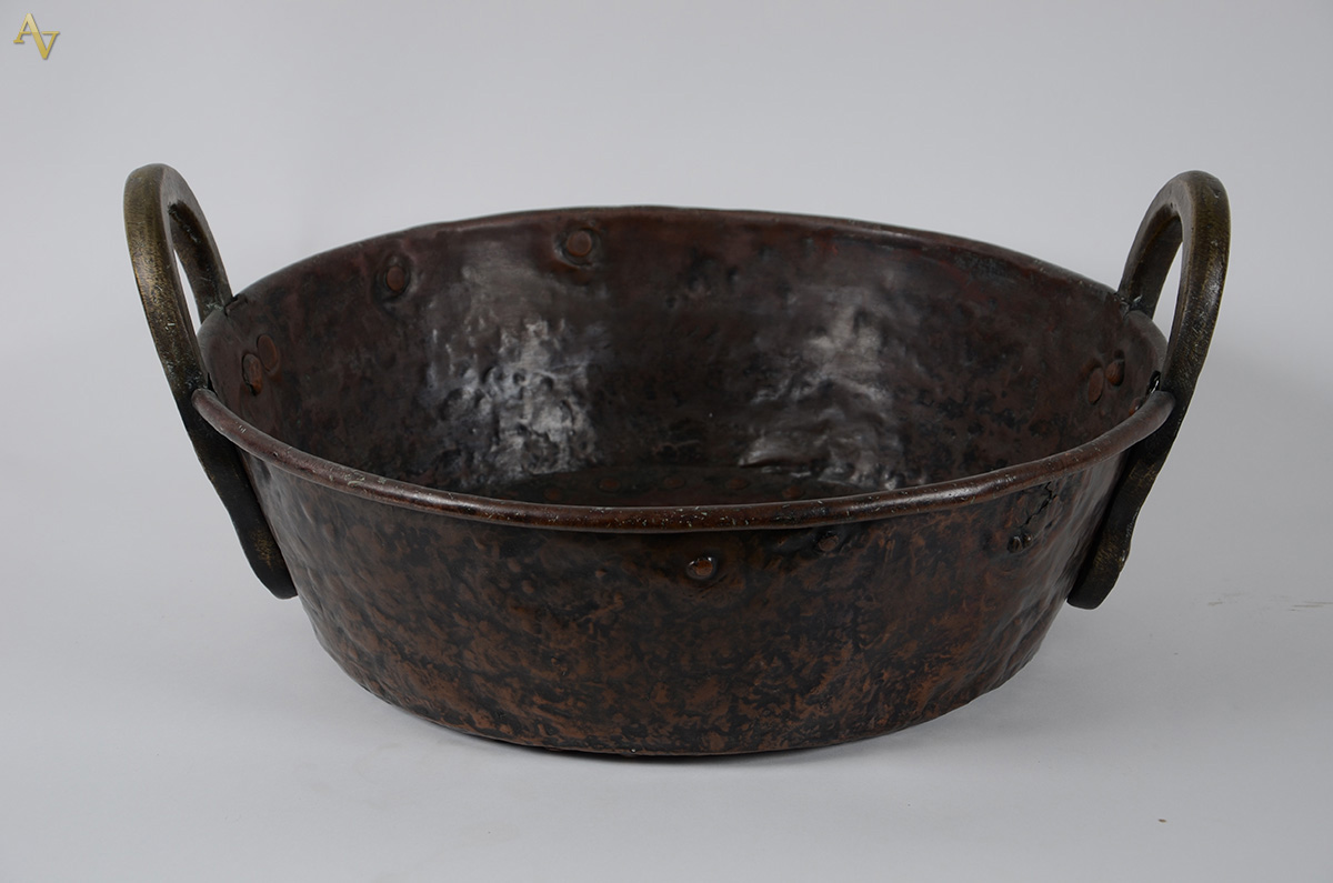 Tacho em cobre c/ alças em bronze. Diâm. 53 cm