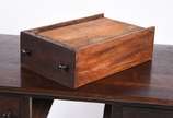 Mesa de encostar de madeira rústica com tres ga... - Mesa de encostar de madeira rústica com tres gavetas, puxadores em "bolas", pernas retas.