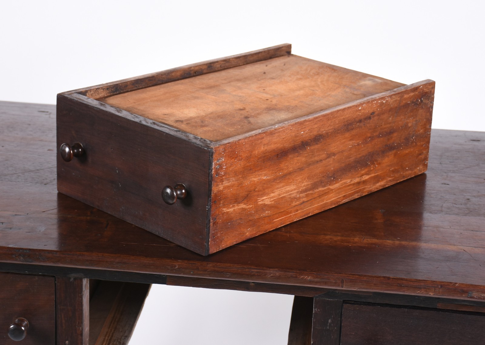 Mesa de encostar de madeira rústica com tres gavetas, puxadores em... - foto 4 de 5