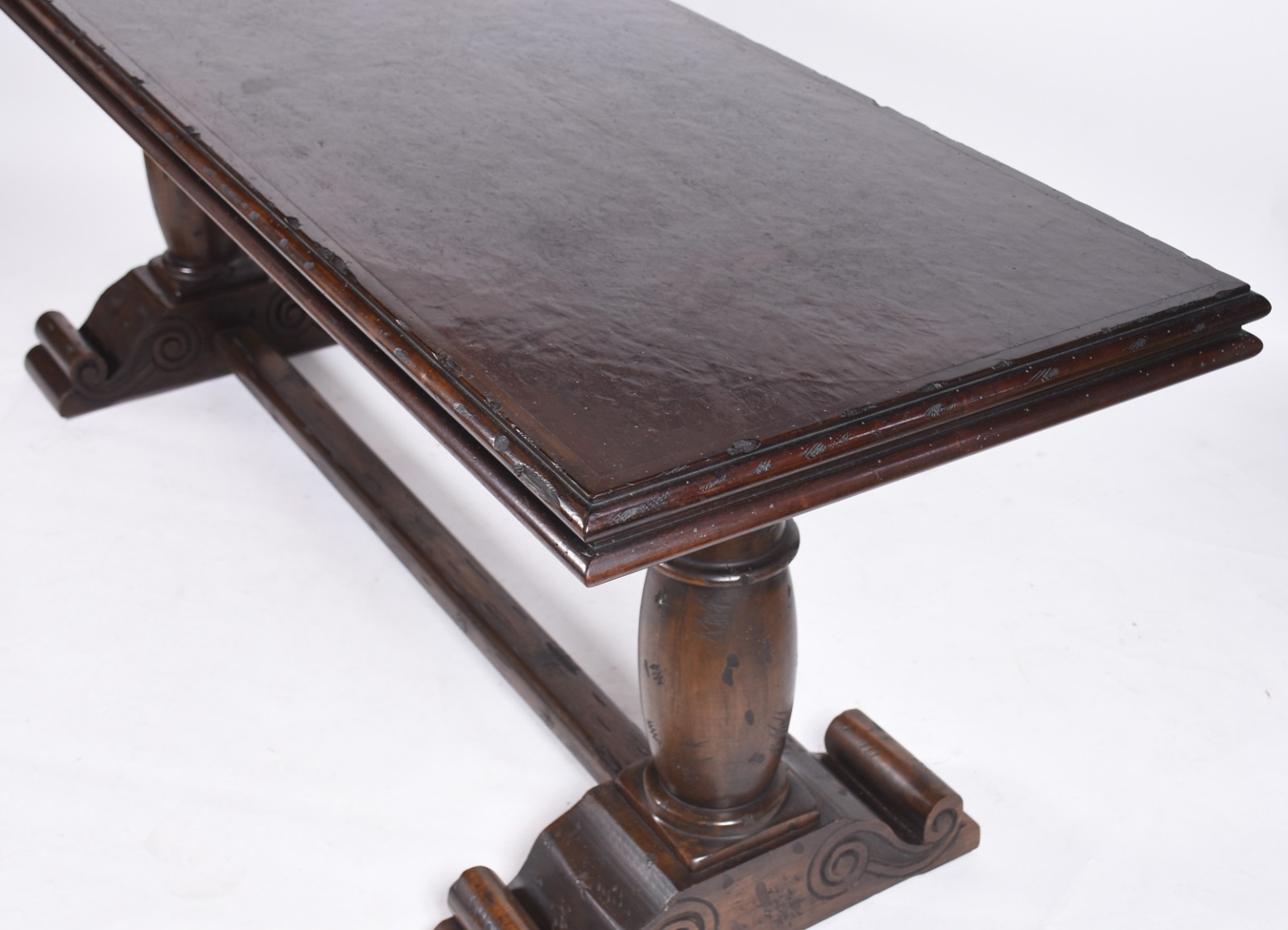 Grande console de madeira nobre, tampo retangular apoiado em duas... - foto 4 de 5