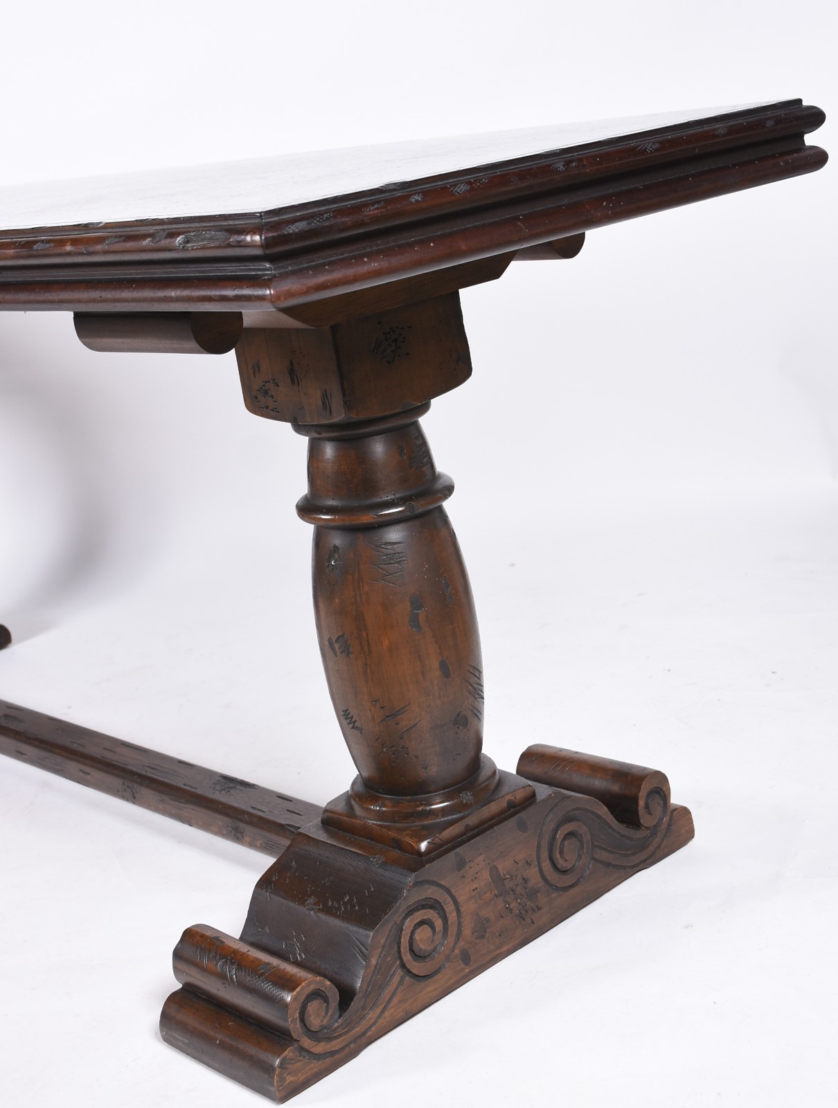 Grande console de madeira nobre, tampo retangular apoiado em duas... - foto 5 de 5