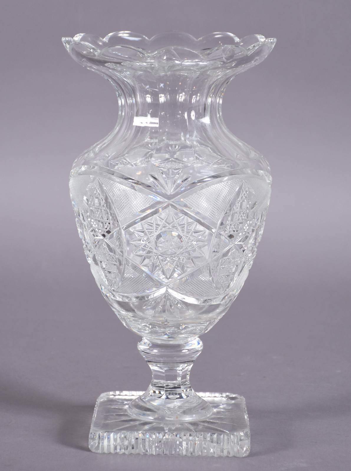 Vaso de cristal tcheco lapidado (lascado na borda e na quina da base). - foto 1 de 6