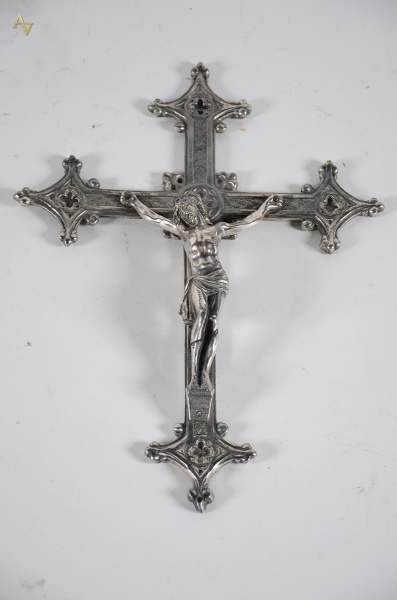 Cristo Crucificado em metal prateado. Alt. 36 cm. (no estado)
