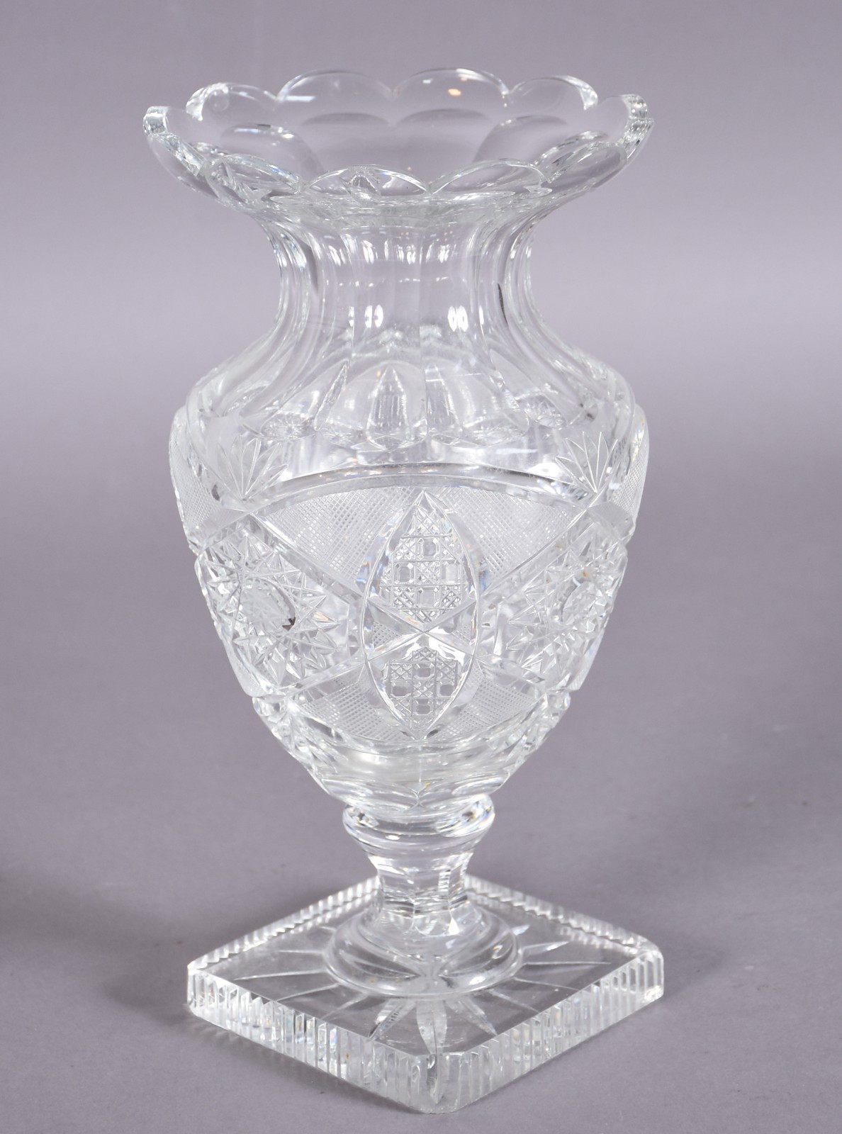 Vaso de cristal tcheco lapidado (lascado na borda e na quina da base). - foto 2 de 6