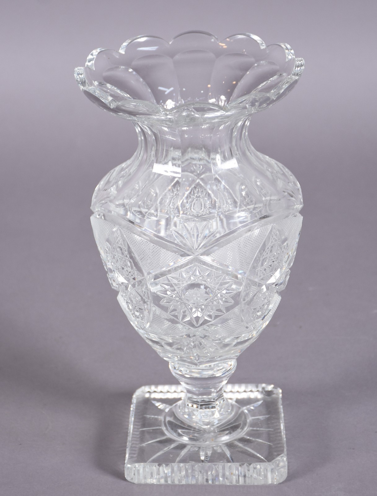 Vaso de cristal tcheco lapidado (lascado na borda e na quina da base). - foto 3 de 6