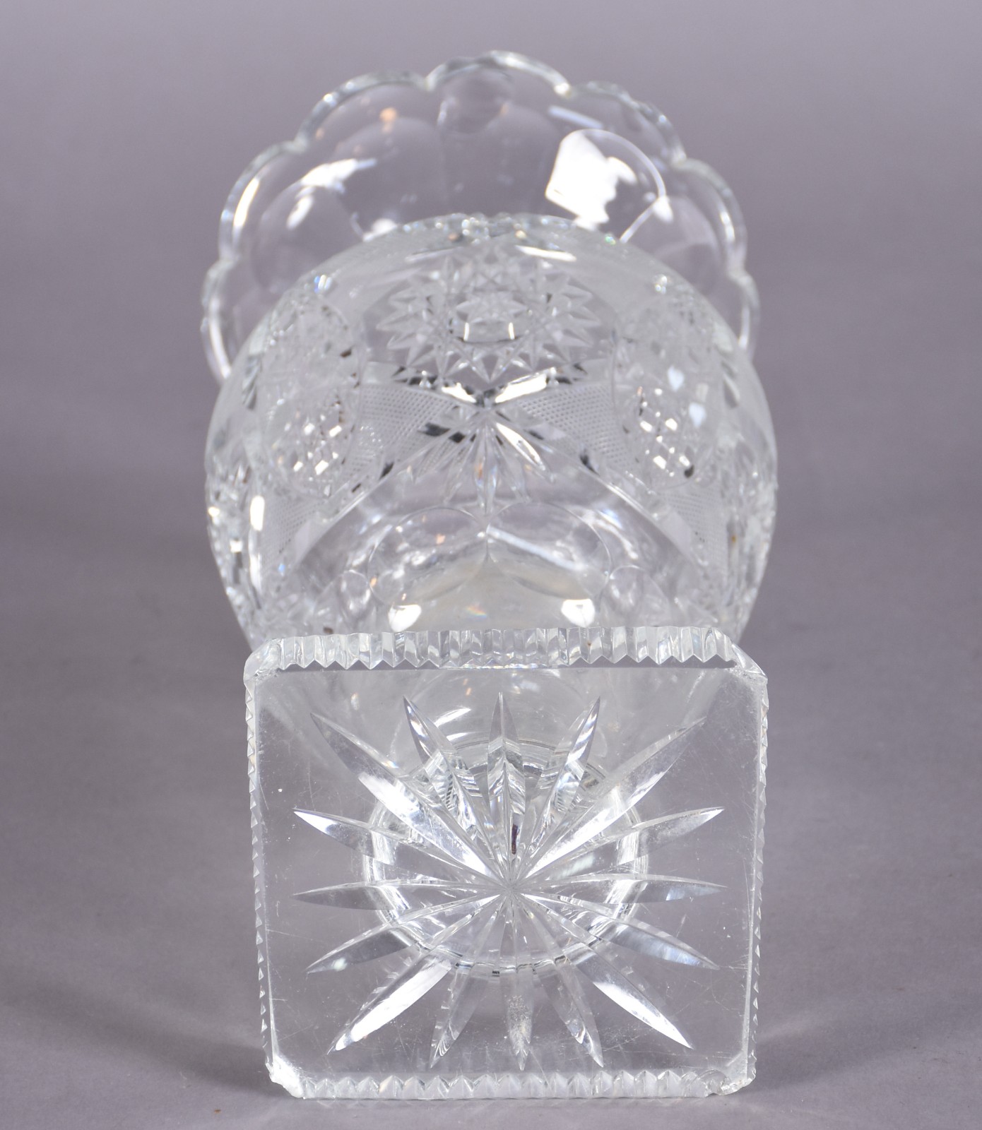 Vaso de cristal tcheco lapidado (lascado na borda e na quina da base). - foto 4 de 6