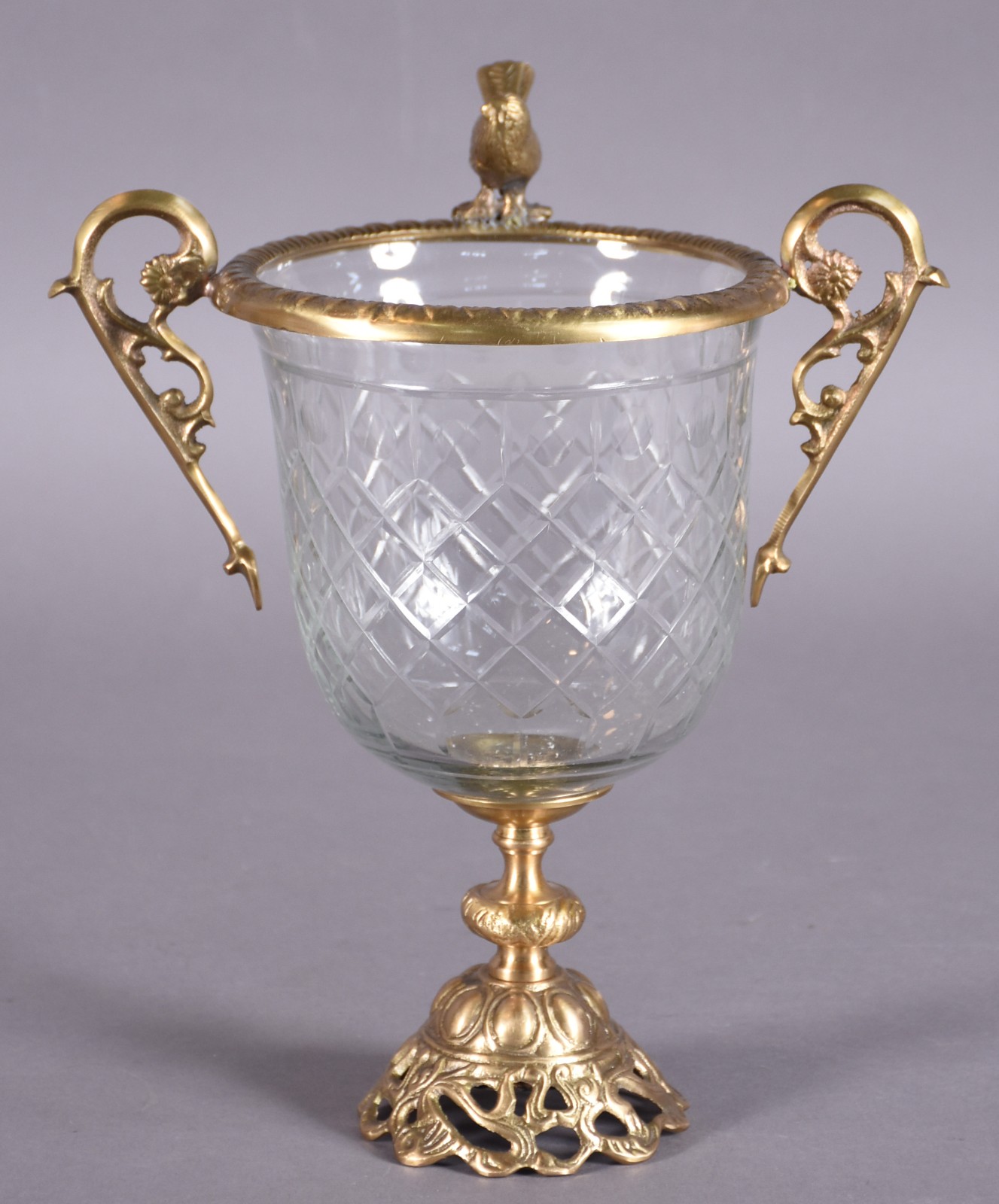 Vaso feitio taça de cristal lapidado guarnição de metal dourado e... - foto 1 de 6