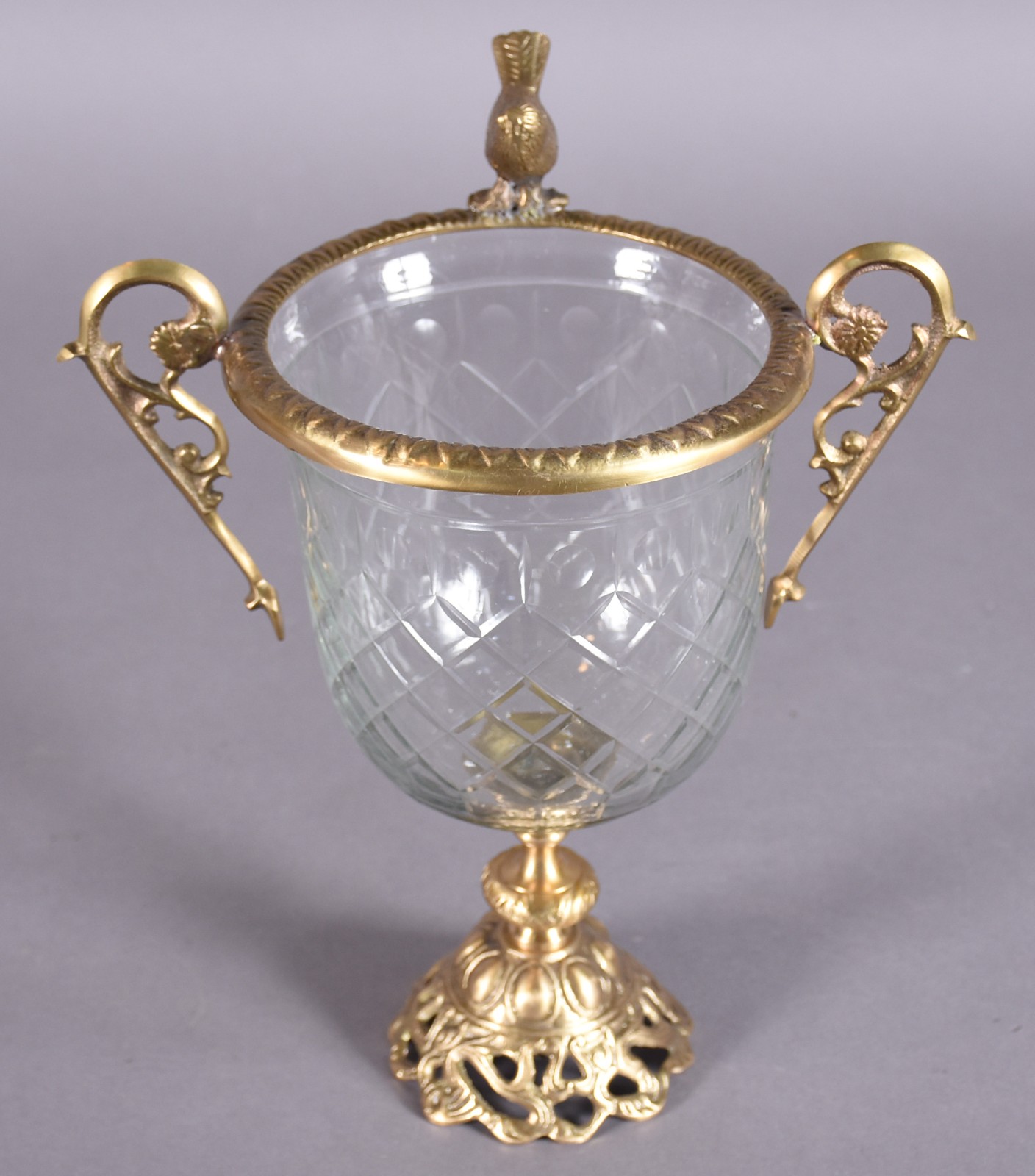 Vaso feitio taça de cristal lapidado guarnição de metal dourado e... - foto 2 de 6