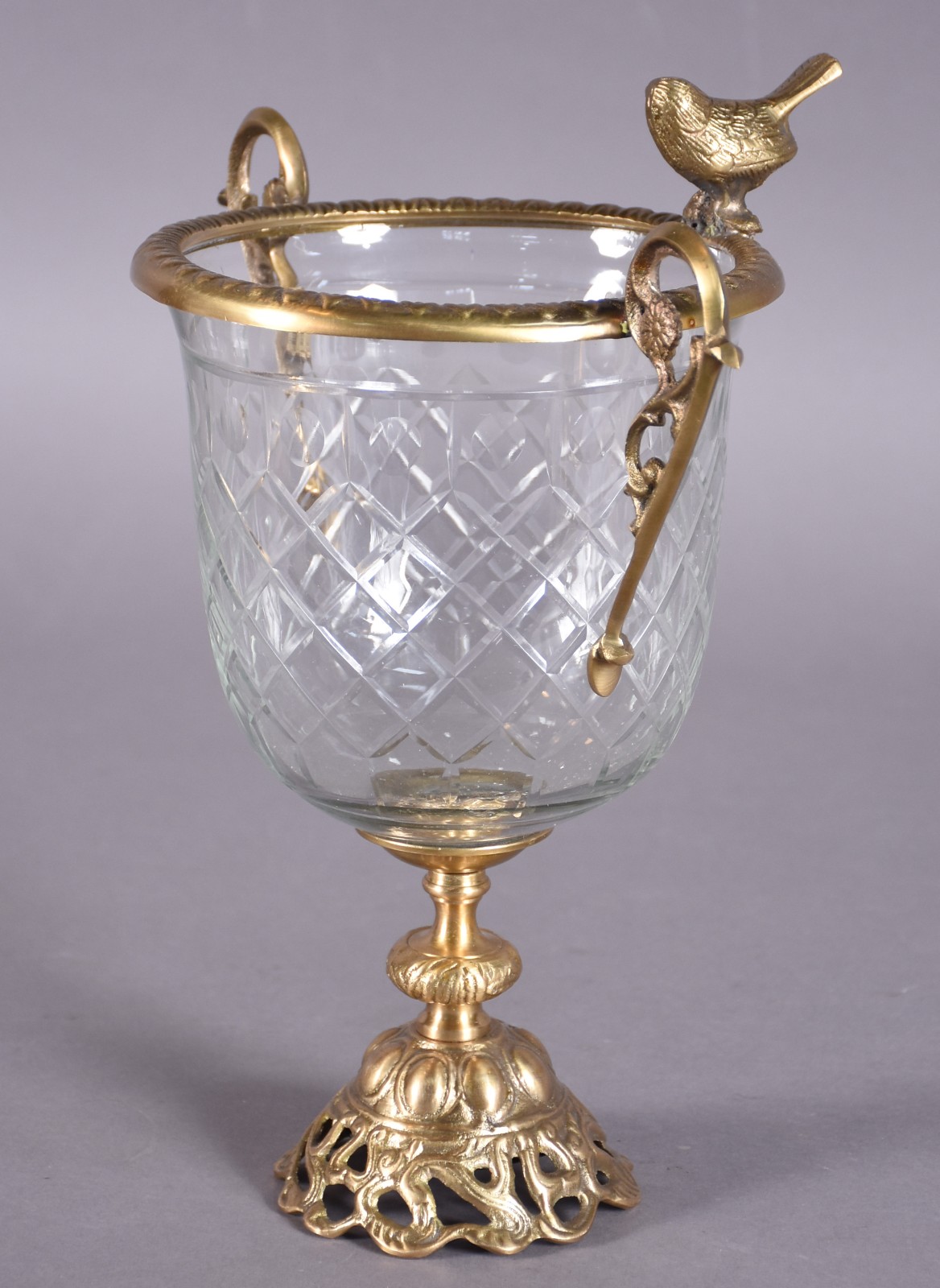 Vaso feitio taça de cristal lapidado guarnição de metal dourado e... - foto 3 de 6