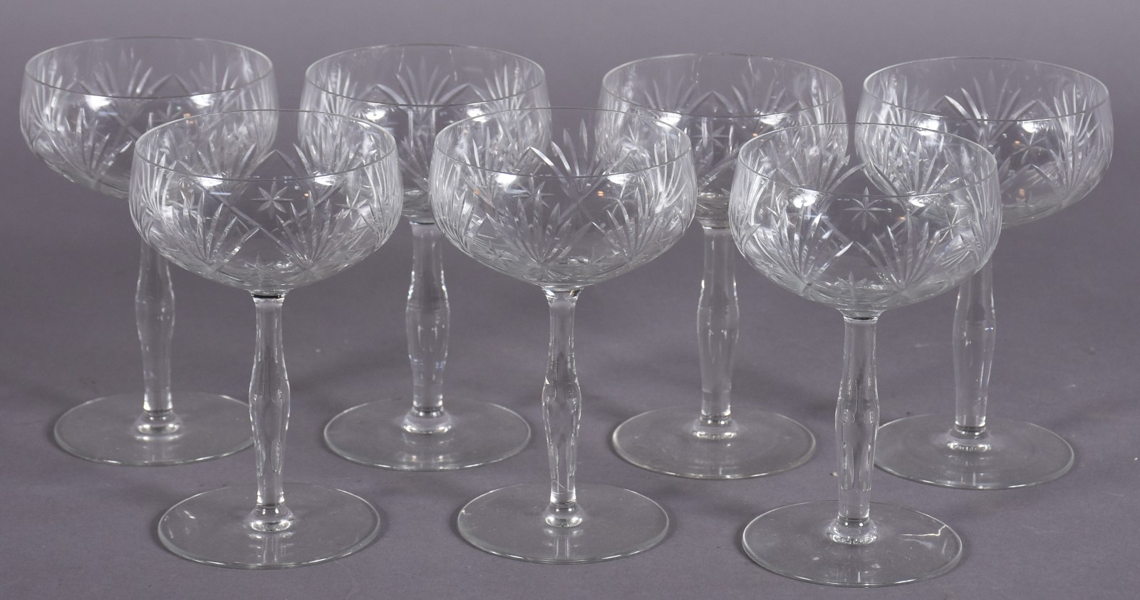 Sete taças de cristal lapidado para champagne. - foto 1 de 3