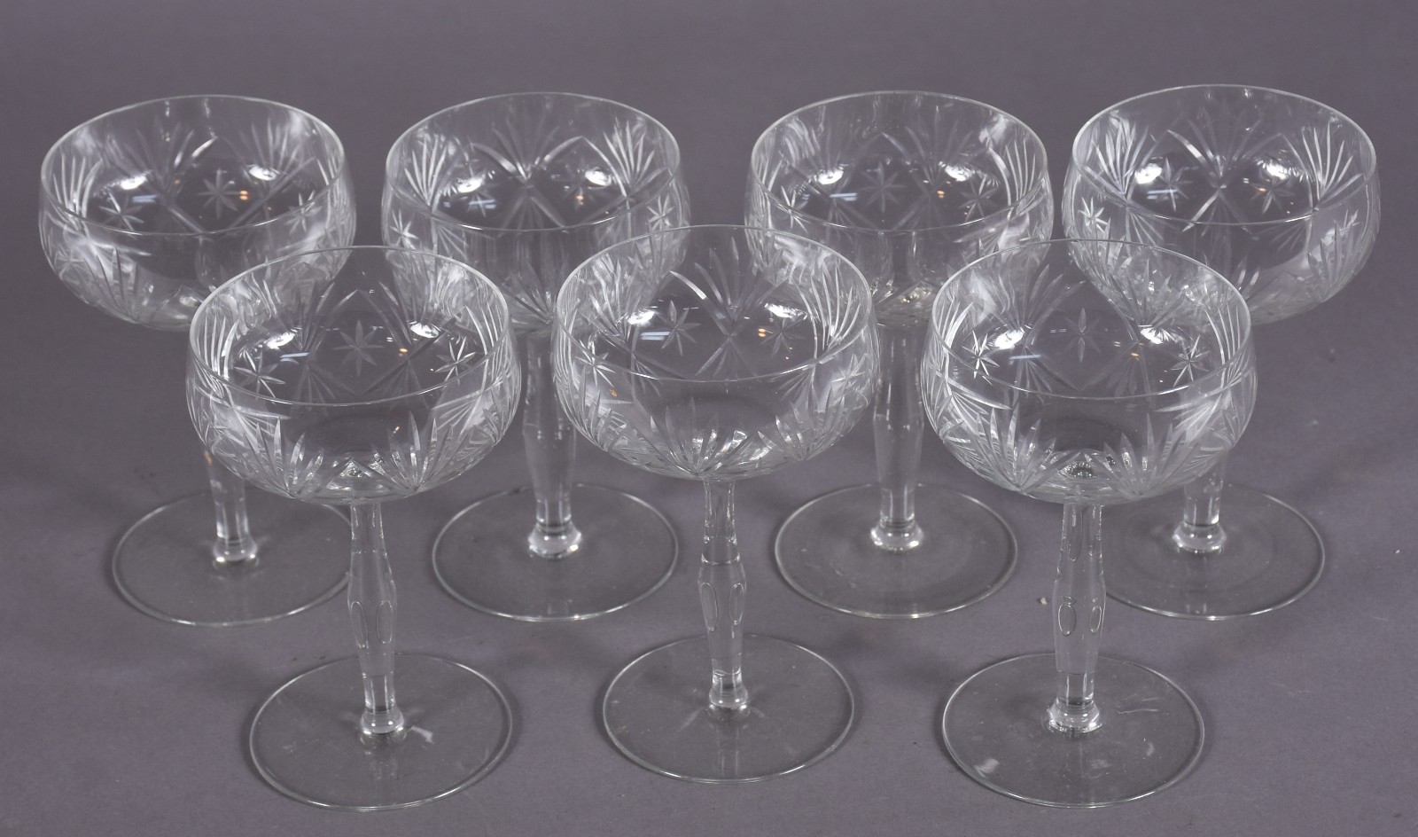 Sete taças de cristal lapidado para champagne. - foto 2 de 3