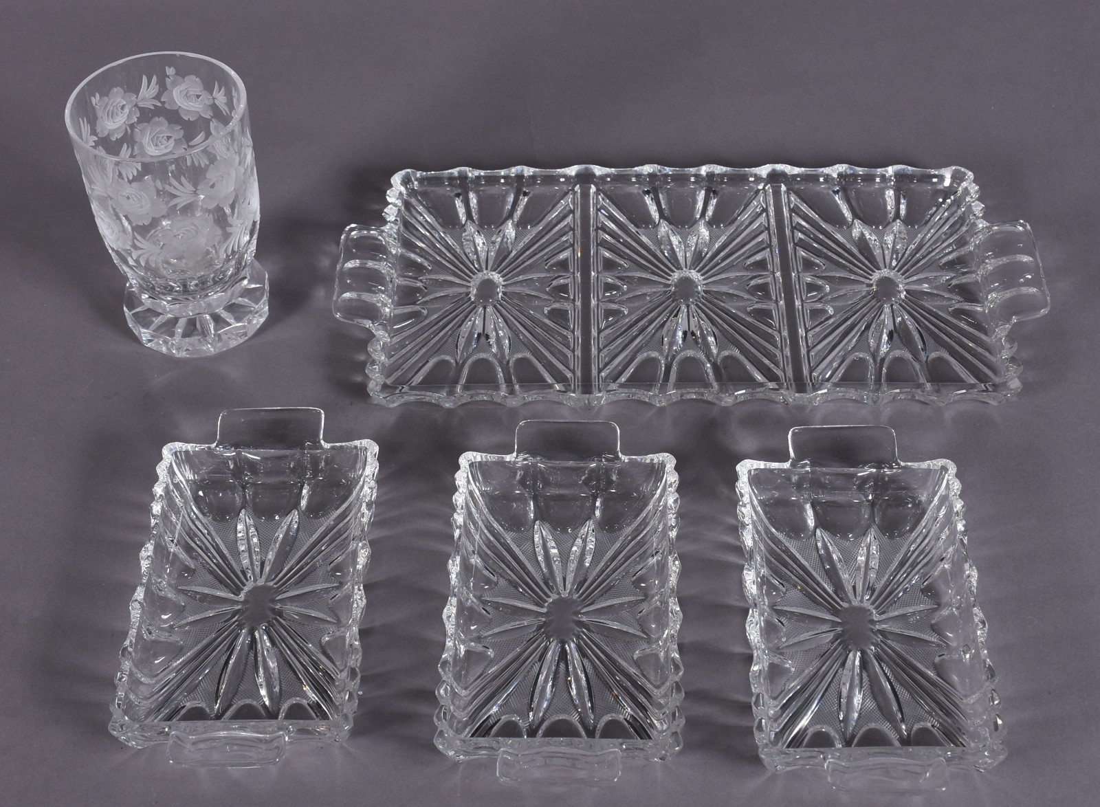 Duas peças de cristal lapidado, sendo uma petisqueira com base... - foto 3 de 4