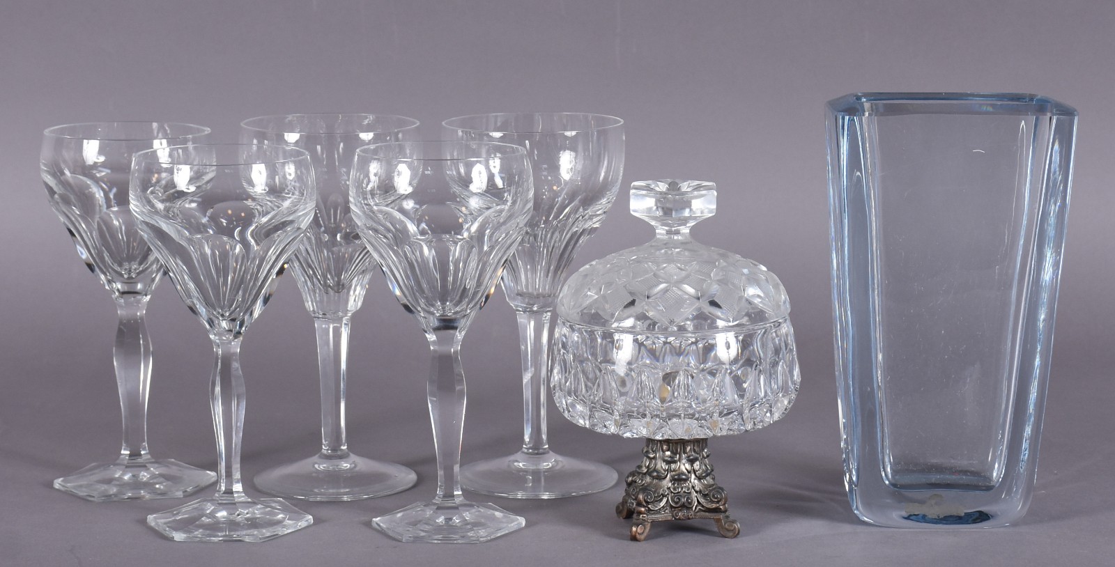 Diversas peças de cristal, sendo: 5 taças para vinho (modelos... - foto 1 de 6