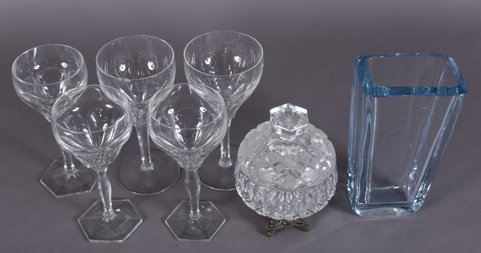Diversas peças de cristal, sendo: 5 taças para vinho (modelos... - foto 2 de 6