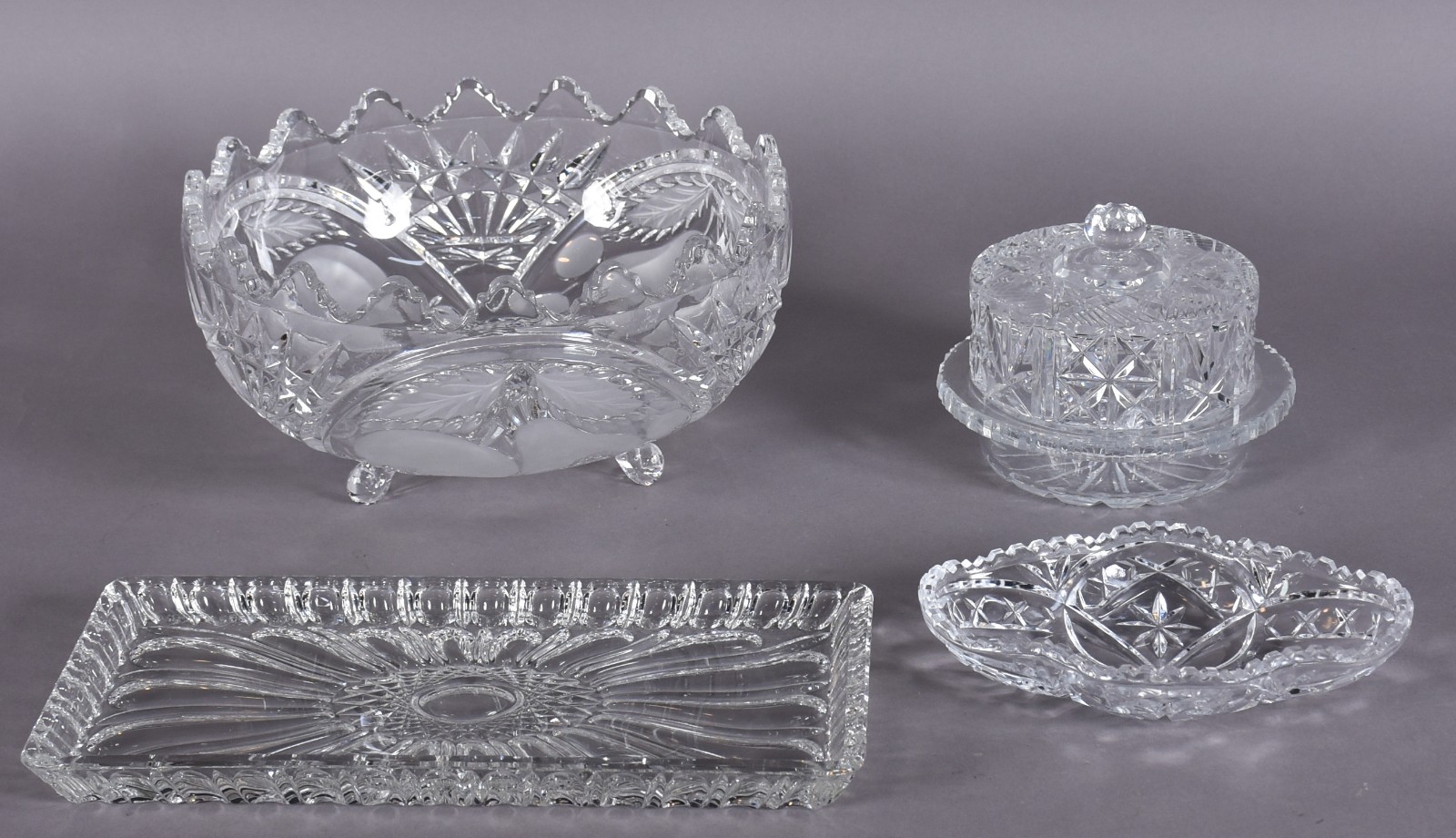 Quatro peças de cristal, sendo: travessa, fruteira, bomboniere... - foto 1 de 4
