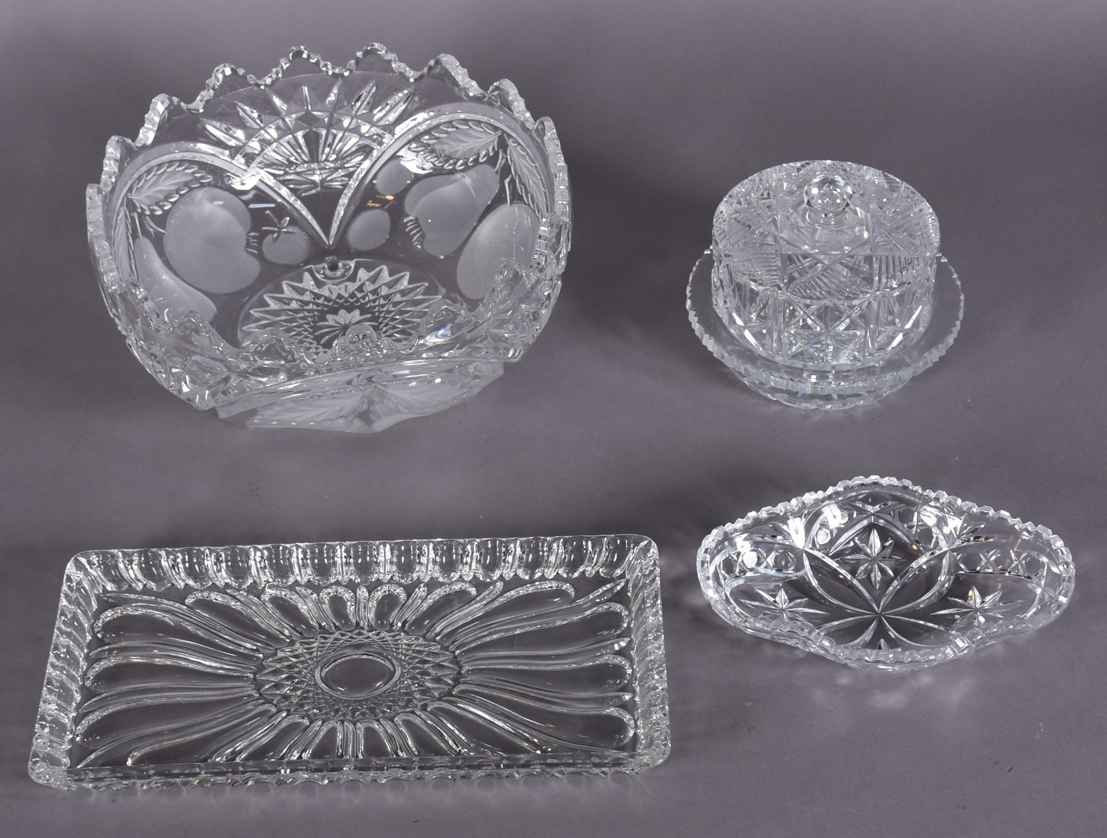 Quatro peças de cristal, sendo: travessa, fruteira, bomboniere... - foto 2 de 4