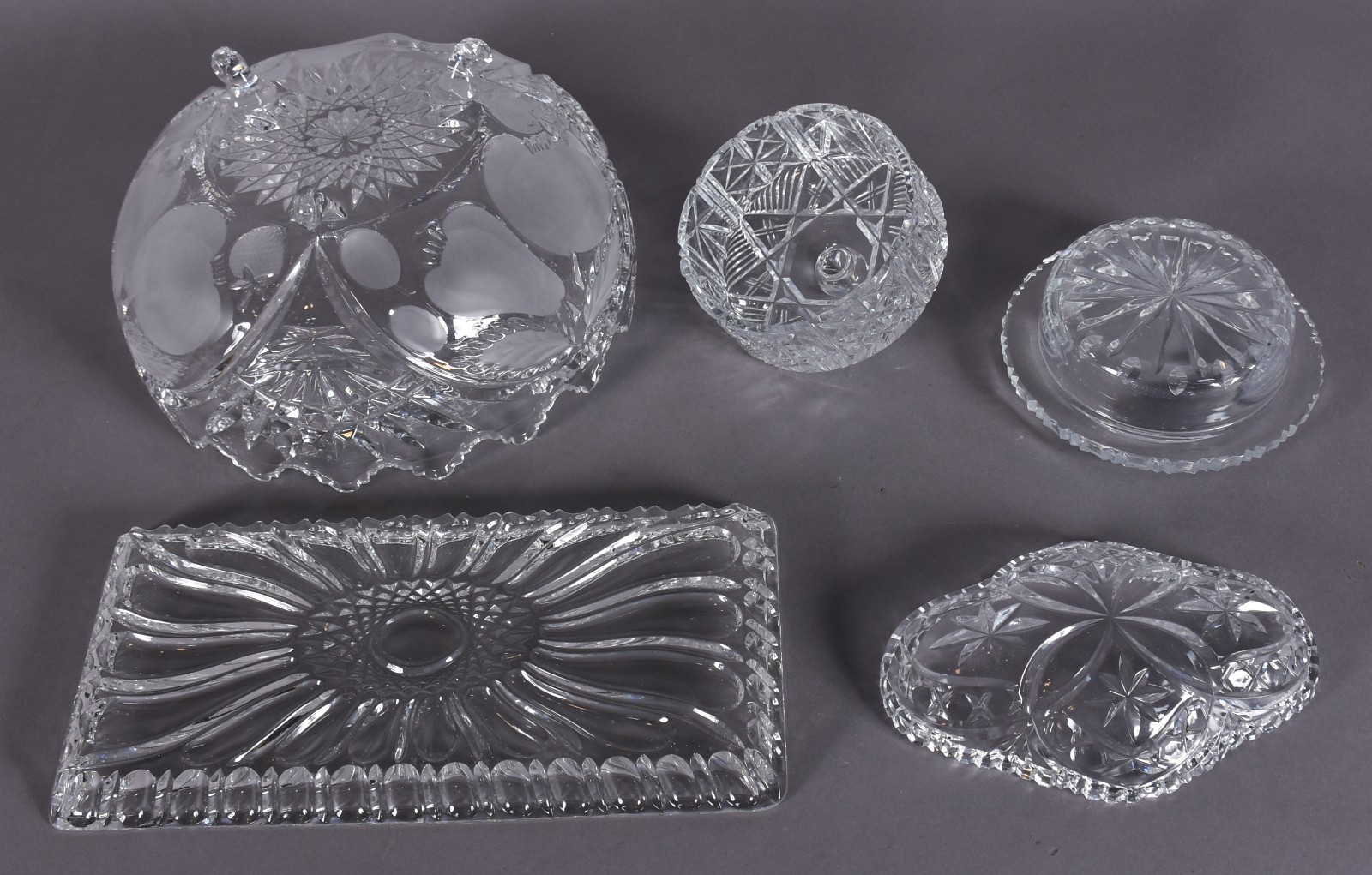 Quatro peças de cristal, sendo: travessa, fruteira, bomboniere... - foto 3 de 4