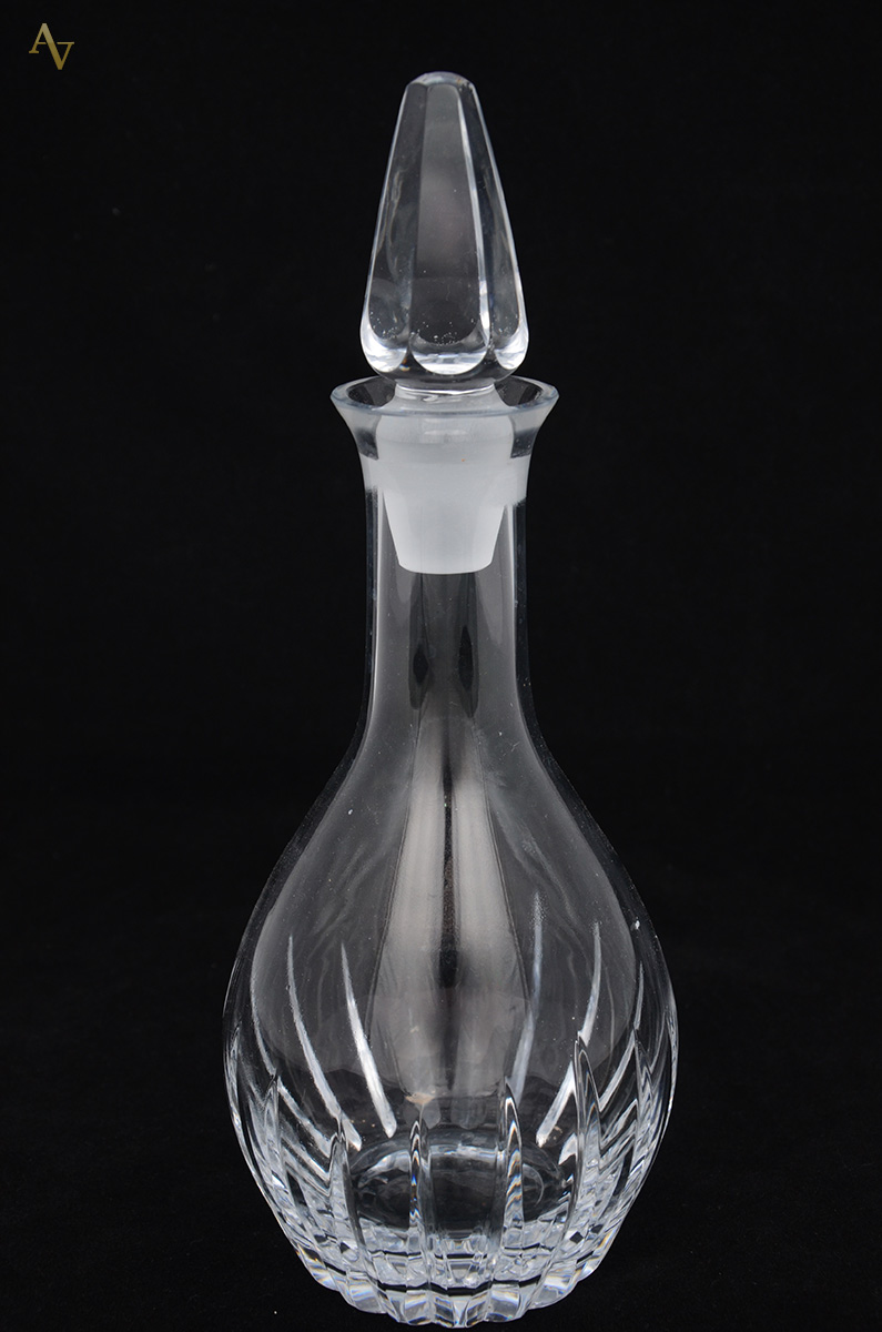 Garrafa de cristal lapidado em frisos. Altura 31 cm.