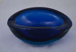 CENEDESE. Pesado BOWL oval em vidro de murano e... - CENEDESE. Pesado BOWL oval em vidro de murano em tom azul cobalto. Comp. 19,5 cm/alt. 7,5 cm. Anos 60-70