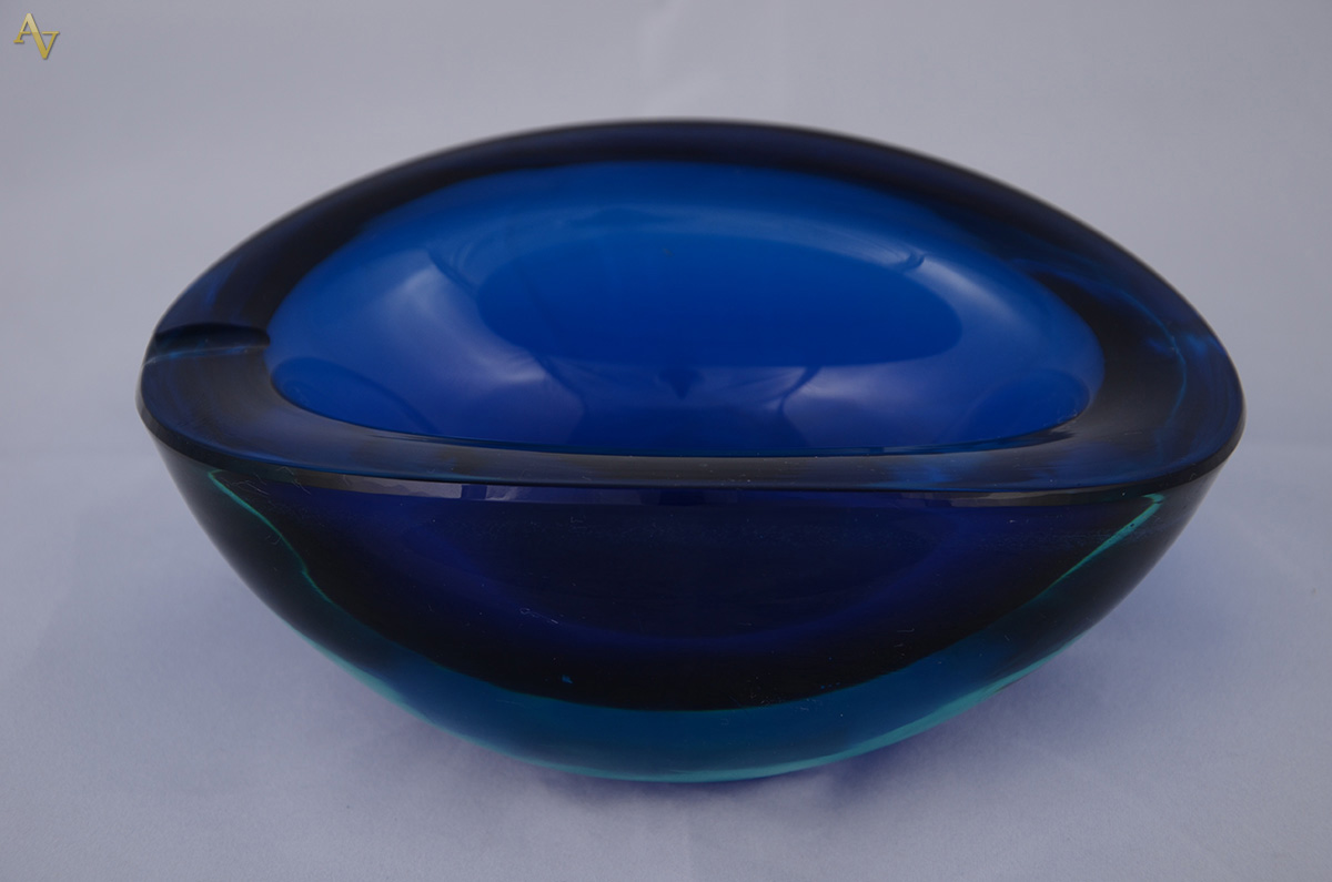 CENEDESE. Pesado BOWL oval em vidro de murano em tom azul cobalto...