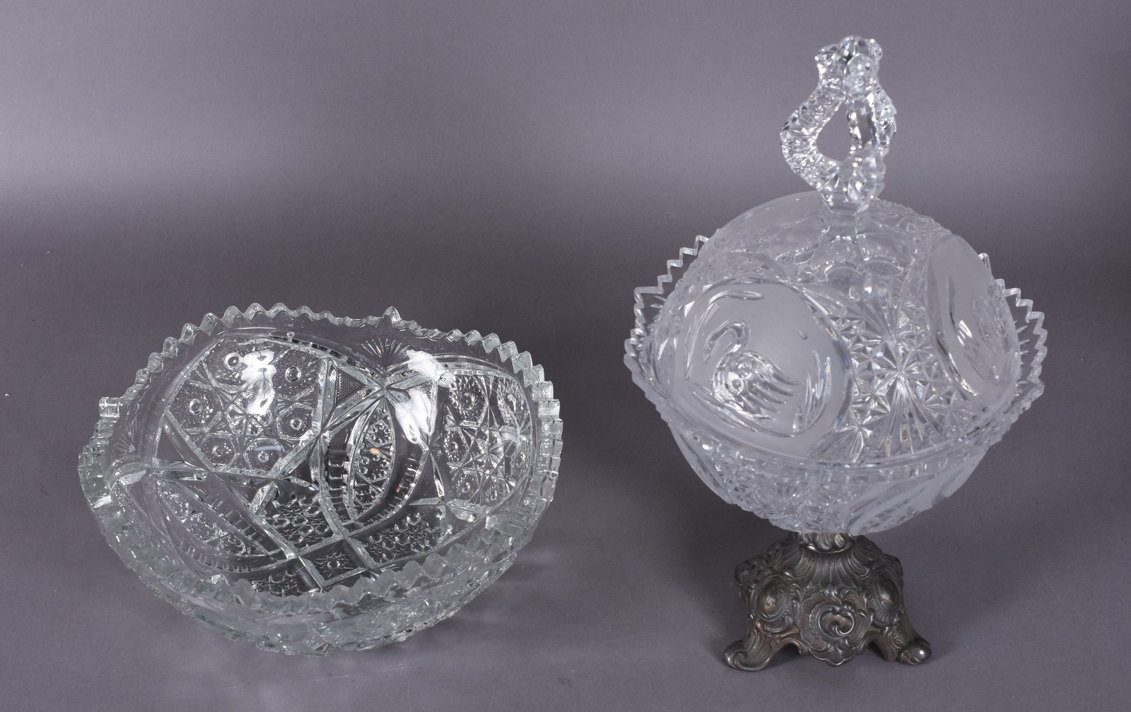 Duas peças de cristal, sendo: compoteira redonda com base de metal e... - foto 2 de 4