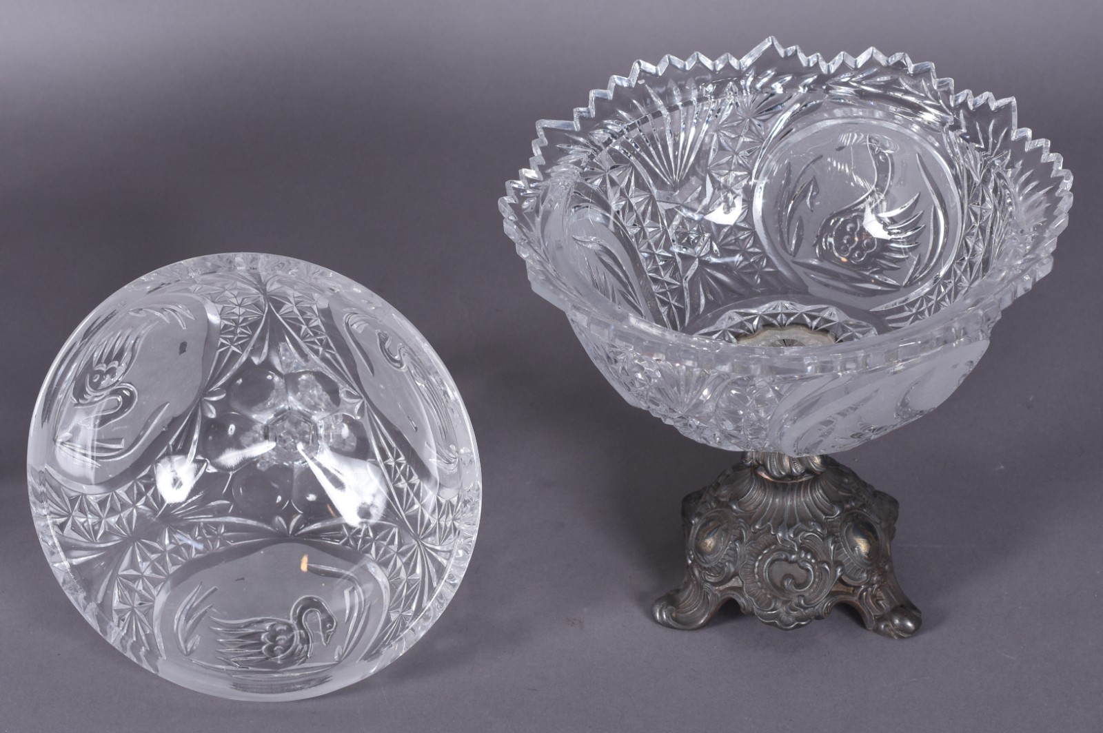 Duas peças de cristal, sendo: compoteira redonda com base de metal e... - foto 3 de 4