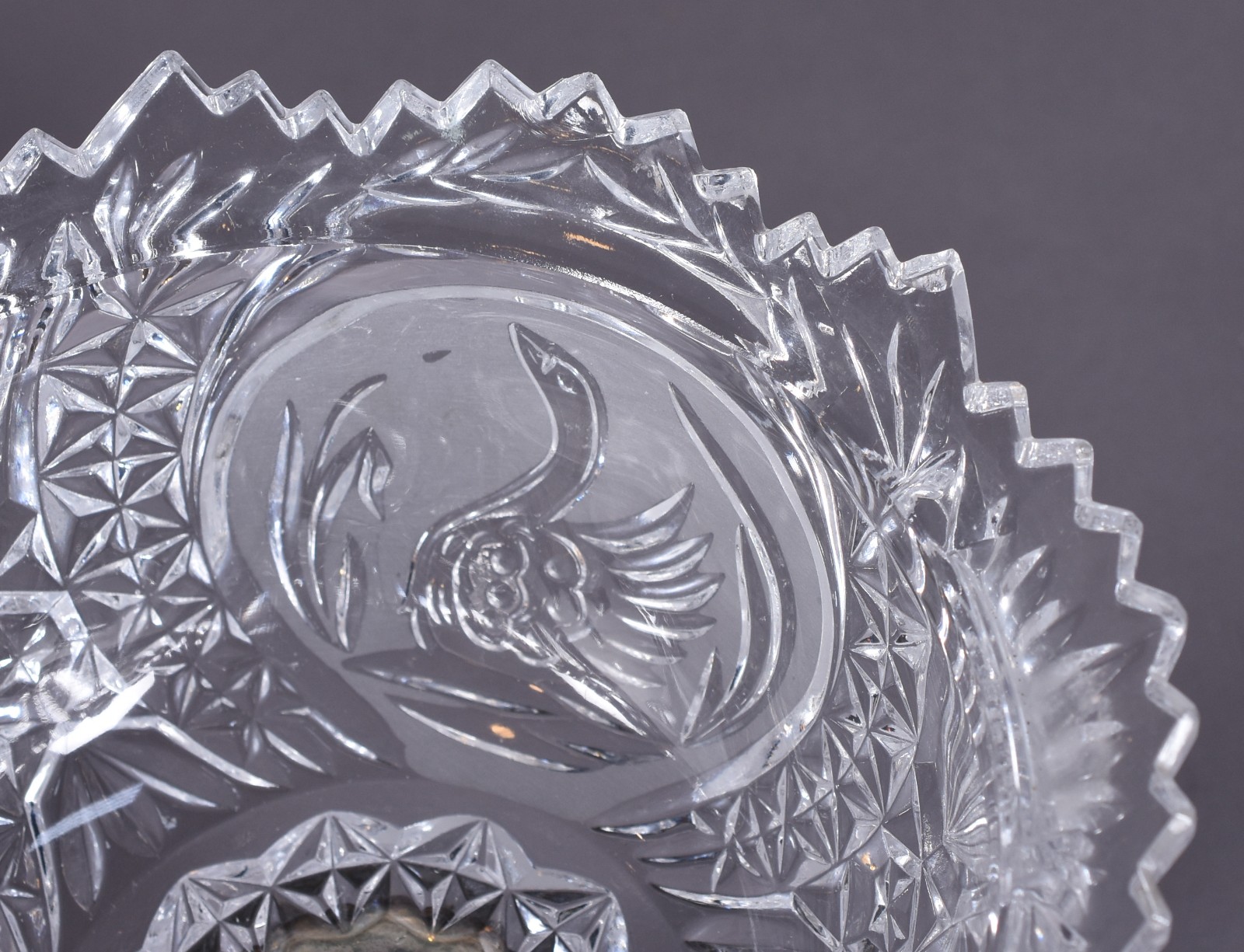 Duas peças de cristal, sendo: compoteira redonda com base de metal e... - foto 4 de 4