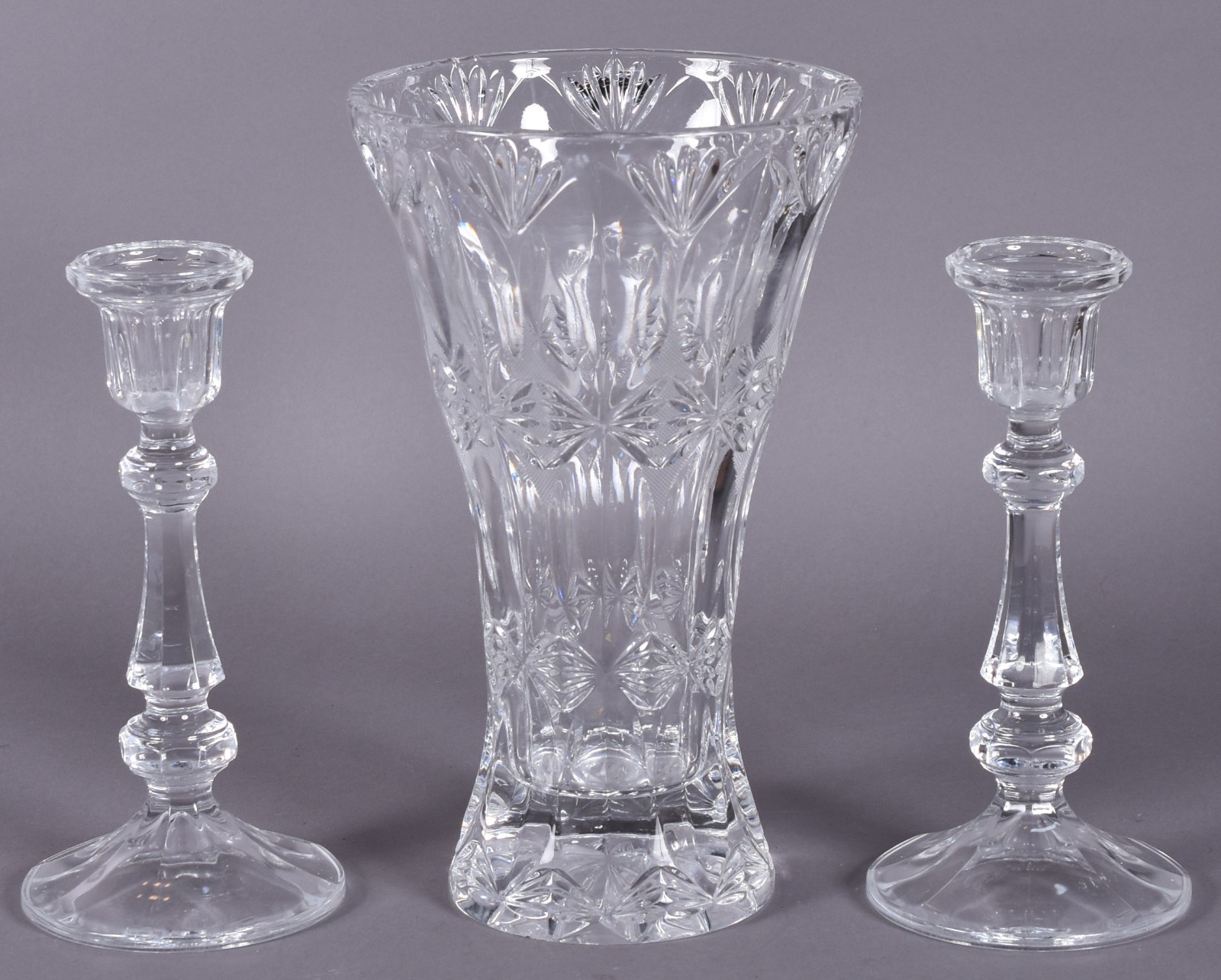 Três peças de cristal, sendo: vaso com folhagens lapidadas e par de... - foto 1 de 5