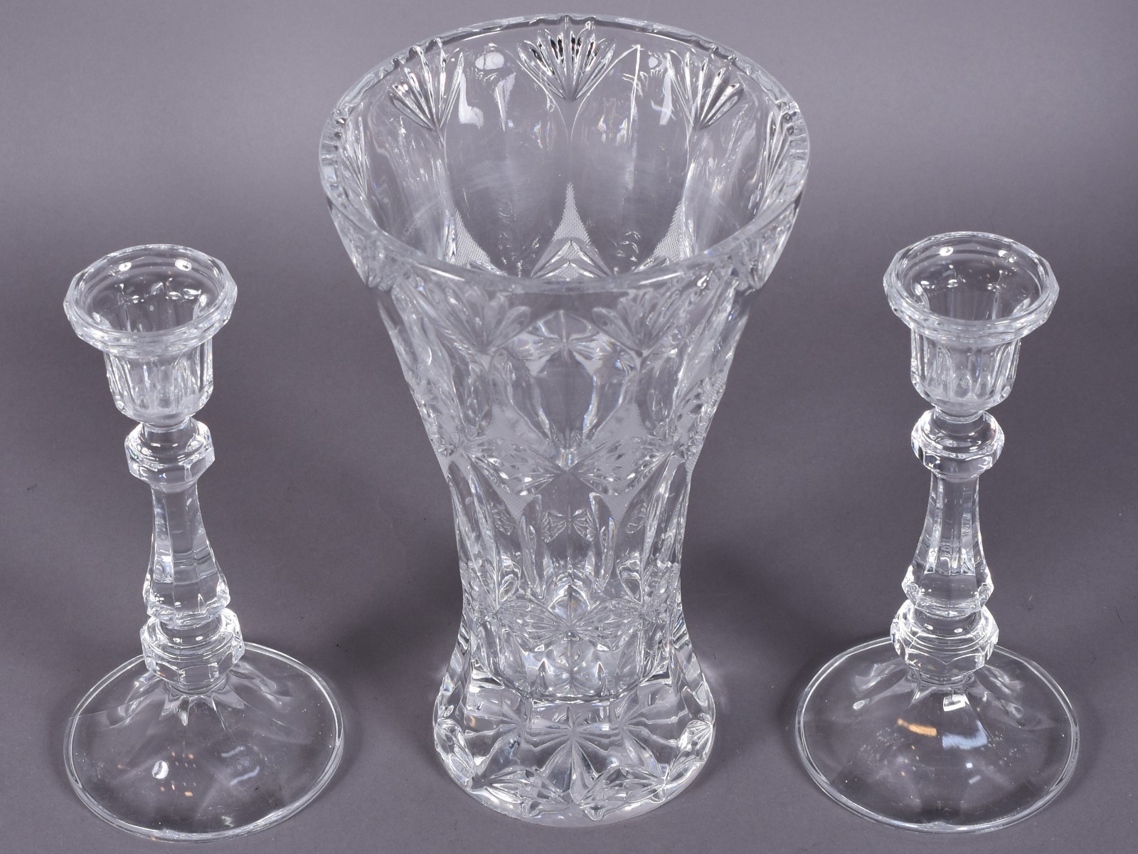 Três peças de cristal, sendo: vaso com folhagens lapidadas e par de... - foto 2 de 5