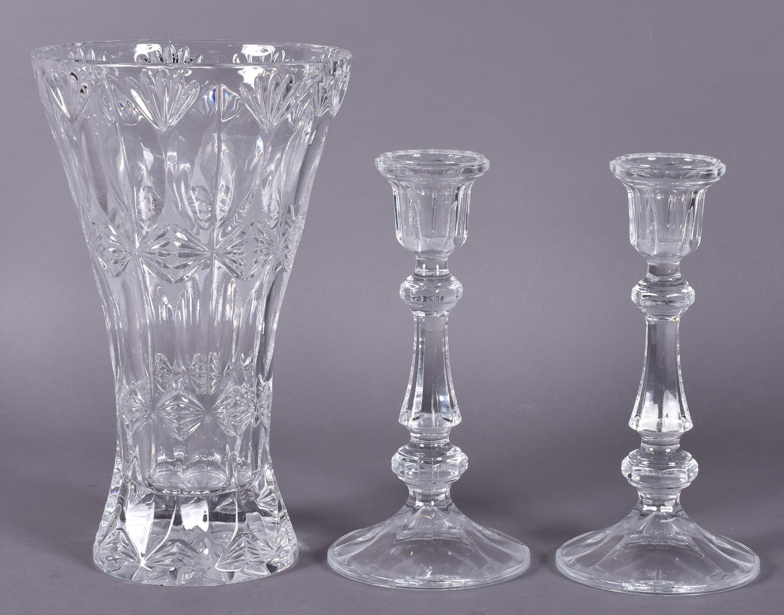 Três peças de cristal, sendo: vaso com folhagens lapidadas e par de... - foto 3 de 5
