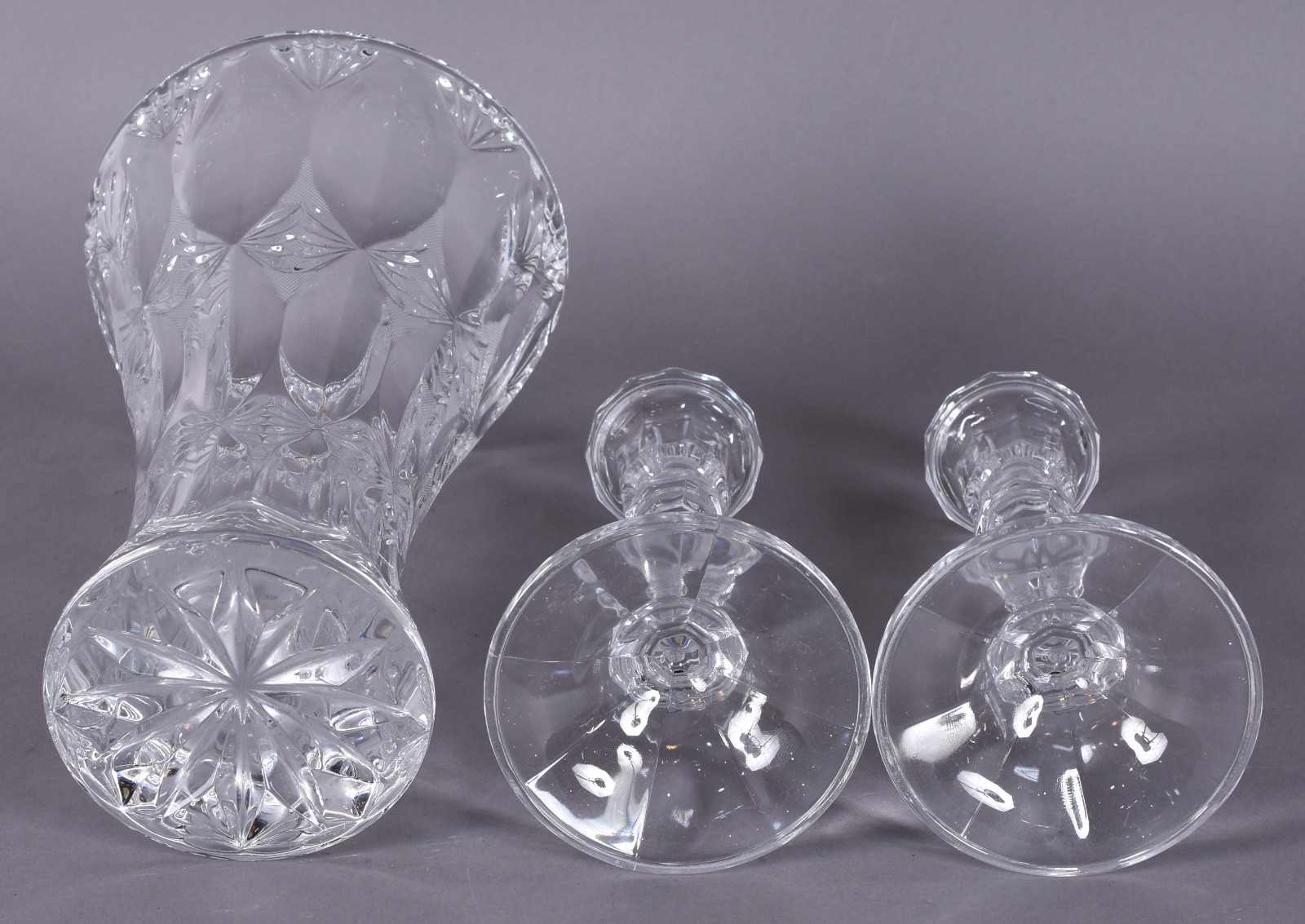 Três peças de cristal, sendo: vaso com folhagens lapidadas e par de... - foto 4 de 5
