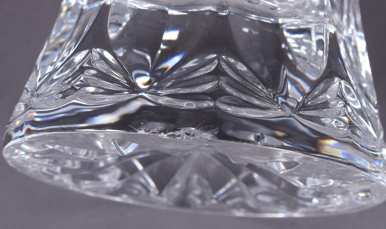 Três peças de cristal, sendo: vaso com folhagens lapidadas e par de... - foto 5 de 5